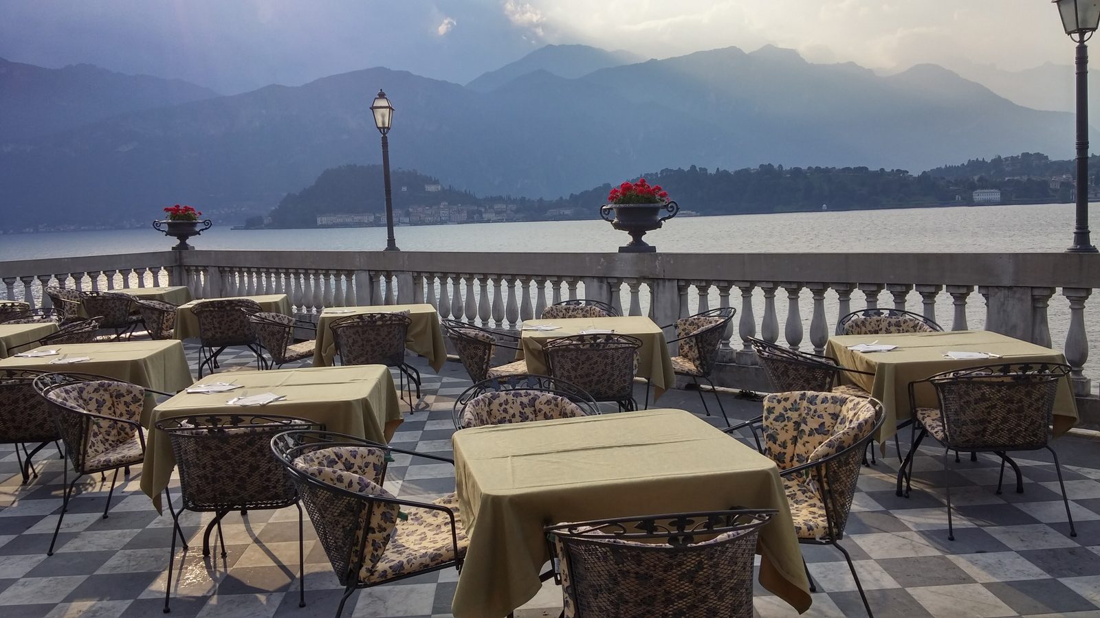 Terrazza con tavoli vista lago