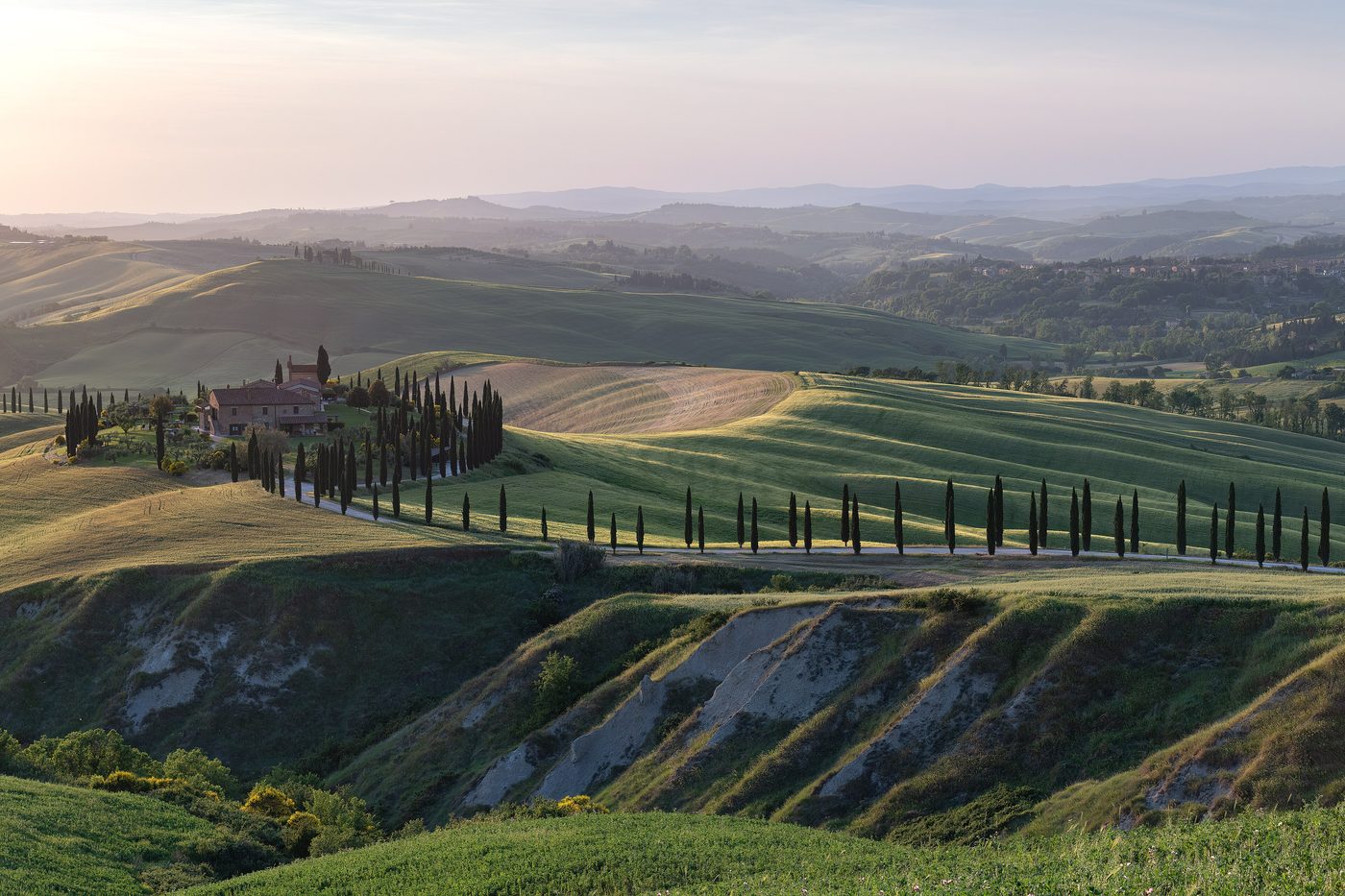 Colline con cipressi nei dintorni